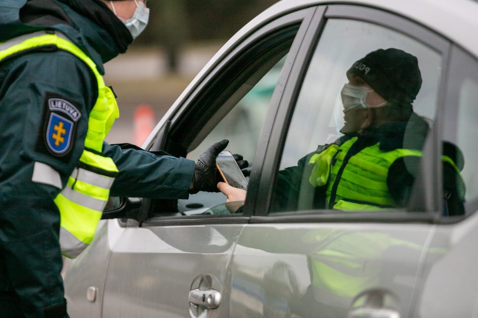 Kaunas užsidarė šventėms: keliaujantieji stringa eilėse prie postų