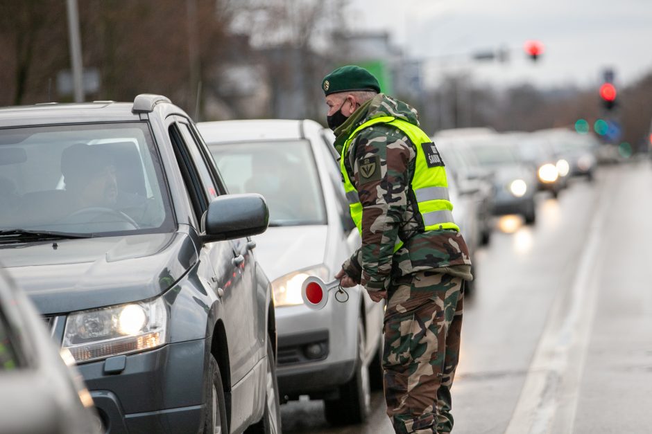 Kaunas užsidarė šventėms: keliaujantieji stringa eilėse prie postų