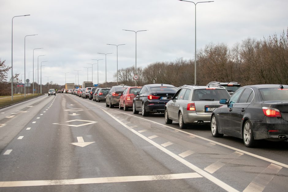 Kaunas užsidarė šventėms: keliaujantieji stringa eilėse prie postų