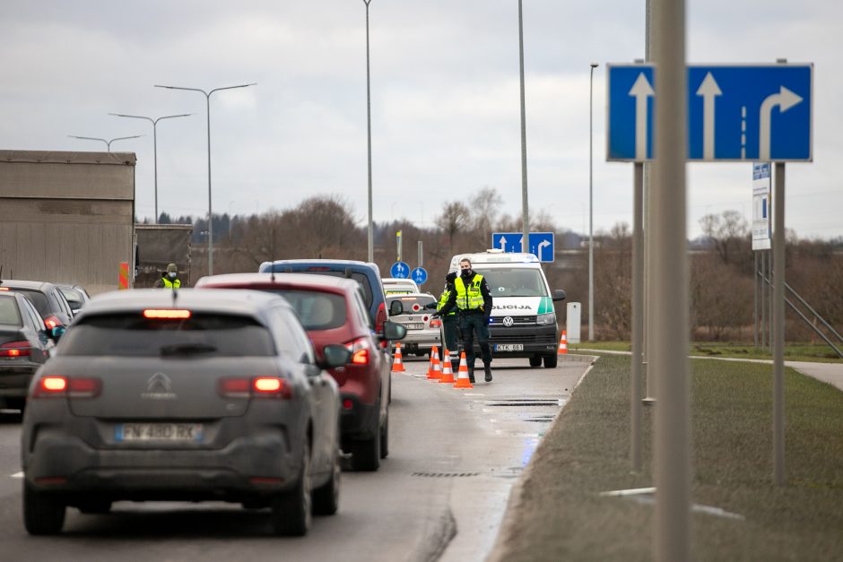 Kaunas užsidarė šventėms: keliaujantieji stringa eilėse prie postų