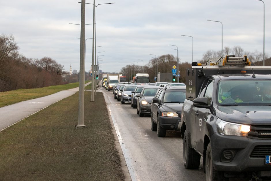 Kaunas užsidarė šventėms: keliaujantieji stringa eilėse prie postų