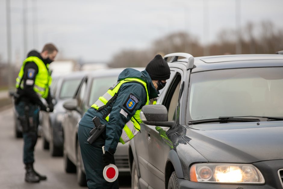 Kaunas užsidarė šventėms: keliaujantieji stringa eilėse prie postų