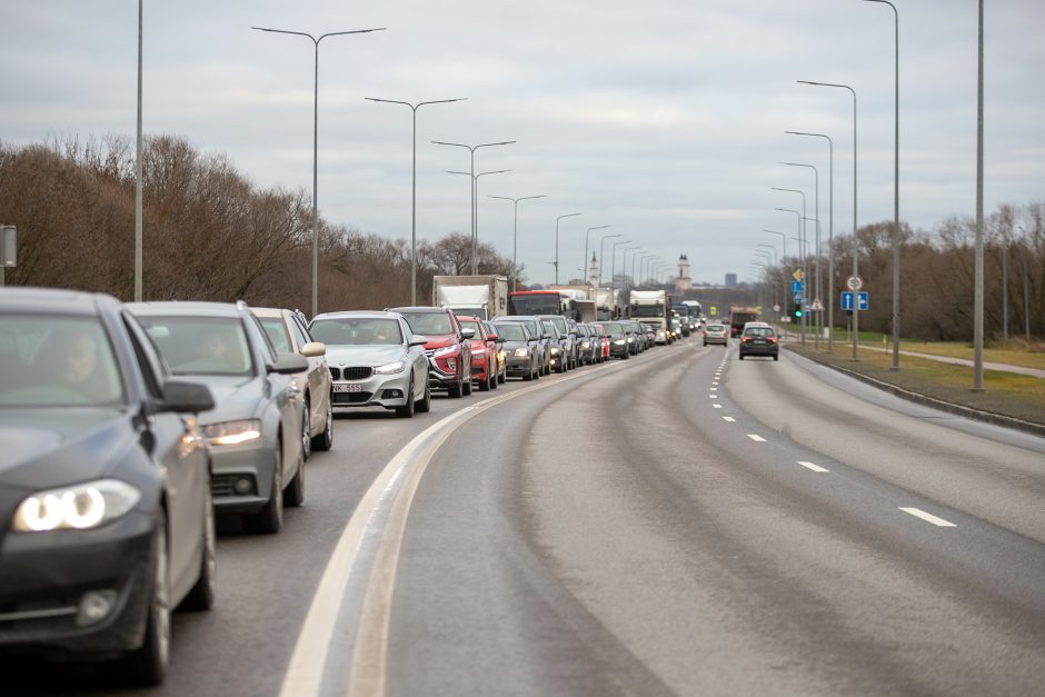 Kaunas užsidarė šventėms: keliaujantieji stringa eilėse prie postų