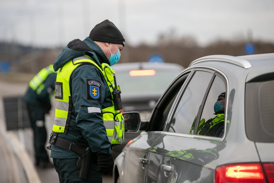 Kaunas užsidarė šventėms: keliaujantieji stringa eilėse prie postų