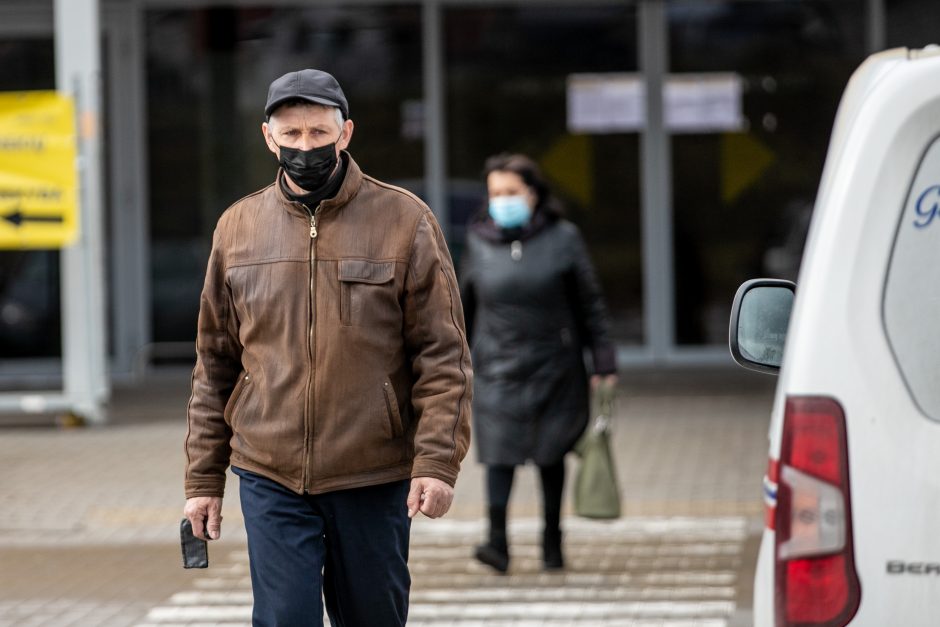 Kauniečiai plūsta į duris atvėrusias statybos, remonto ir buities prekių parduotuves