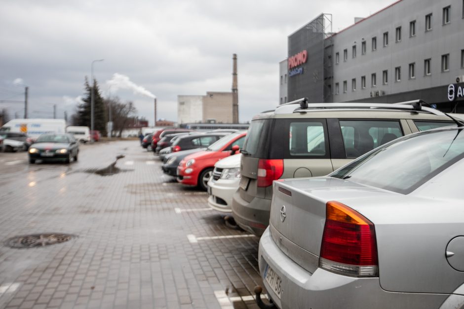 Kauniečiai plūsta į duris atvėrusias statybos, remonto ir buities prekių parduotuves