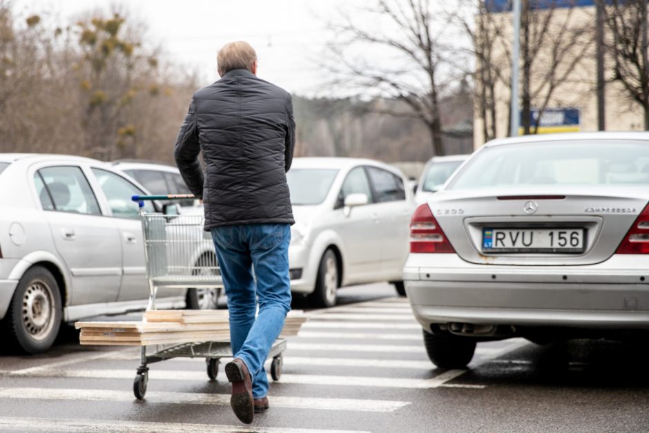 Kauniečiai plūsta į duris atvėrusias statybos, remonto ir buities prekių parduotuves