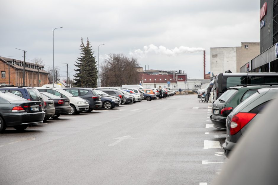 Kauniečiai plūsta į duris atvėrusias statybos, remonto ir buities prekių parduotuves