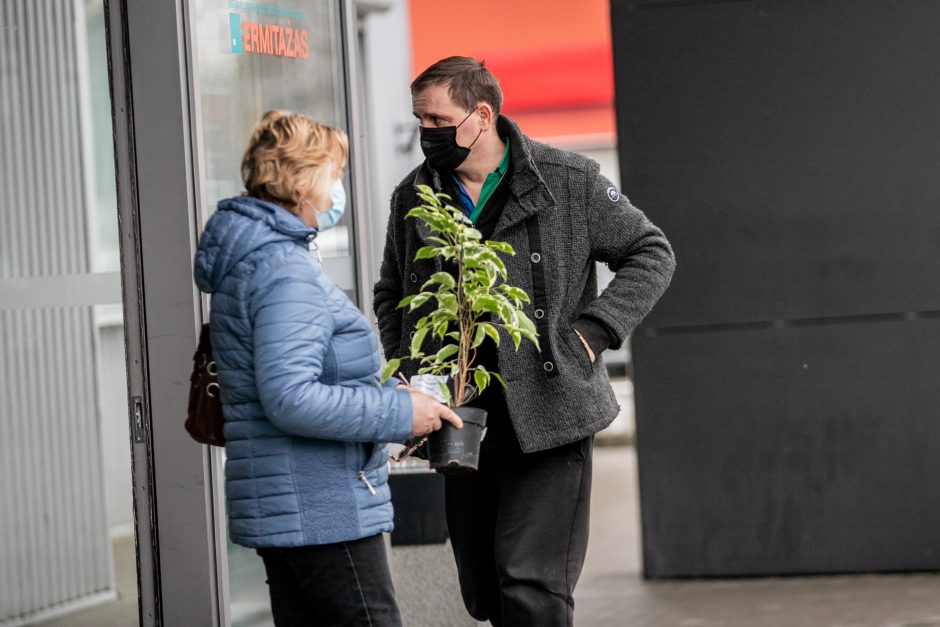 Kauniečiai plūsta į duris atvėrusias statybos, remonto ir buities prekių parduotuves