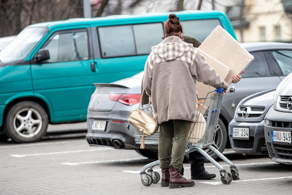 Kauniečiai plūsta į duris atvėrusias statybos, remonto ir buities prekių parduotuves