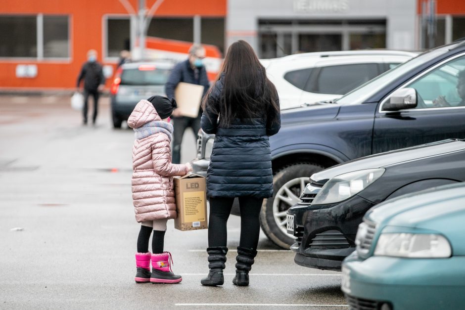 Kauniečiai plūsta į duris atvėrusias statybos, remonto ir buities prekių parduotuves