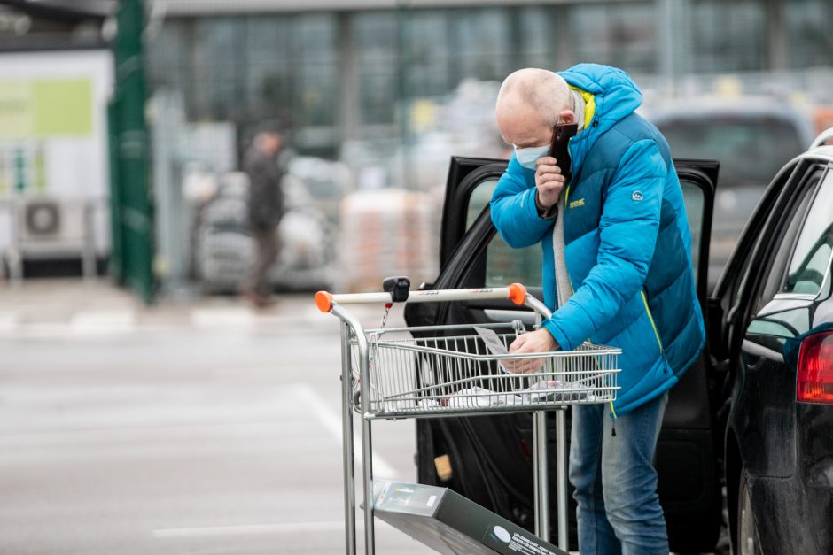 Kauniečiai plūsta į duris atvėrusias statybos, remonto ir buities prekių parduotuves