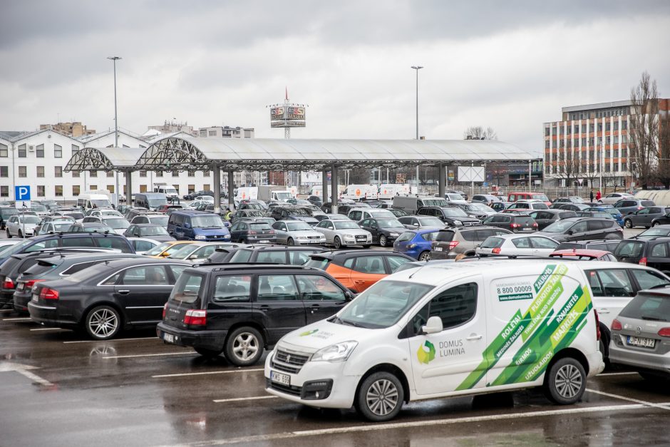 Kauniečiai plūsta į duris atvėrusias statybos, remonto ir buities prekių parduotuves