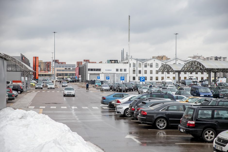 Kauniečiai plūsta į duris atvėrusias statybos, remonto ir buities prekių parduotuves