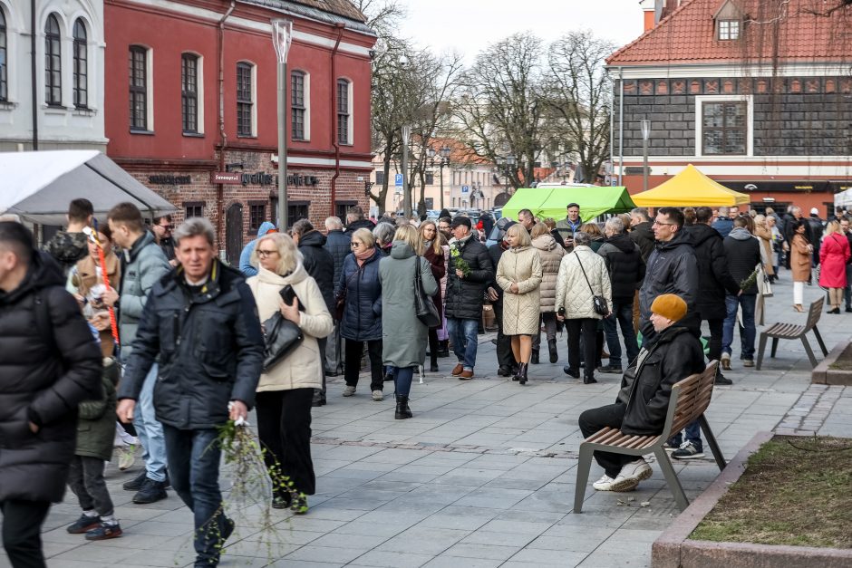 Velykos Kaune: žmonės skuba ne į parduotuves, bet į bažnyčias