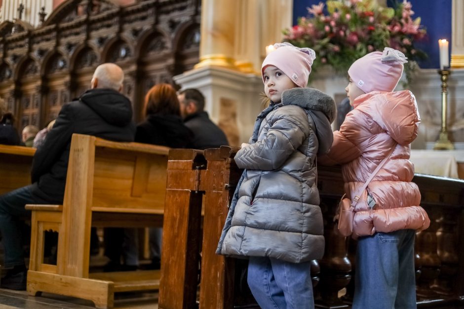 Velykos Kaune: žmonės skuba ne į parduotuves, bet į bažnyčias