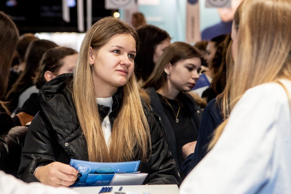 Aukštųjų mokyklų mugėje – būsimųjų studentų vilionės