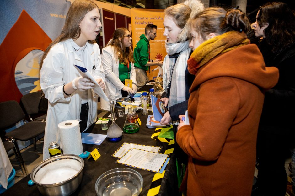 Aukštųjų mokyklų mugėje – būsimųjų studentų vilionės