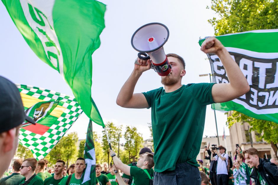 Artėja lemiama akimirka: krepšinio sirgaliai triukšmingai sugužėjo į areną