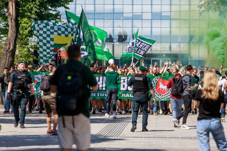 Artėja lemiama akimirka: krepšinio sirgaliai triukšmingai sugužėjo į areną