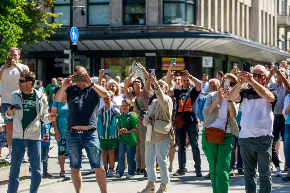 Artėja lemiama akimirka: krepšinio sirgaliai triukšmingai sugužėjo į areną