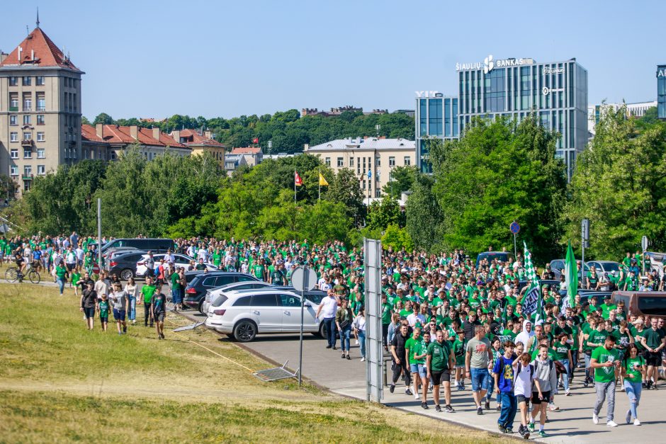 Artėja lemiama akimirka: krepšinio sirgaliai triukšmingai sugužėjo į areną