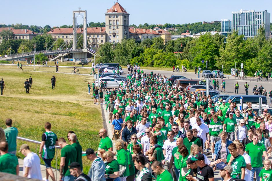 Artėja lemiama akimirka: krepšinio sirgaliai triukšmingai sugužėjo į areną