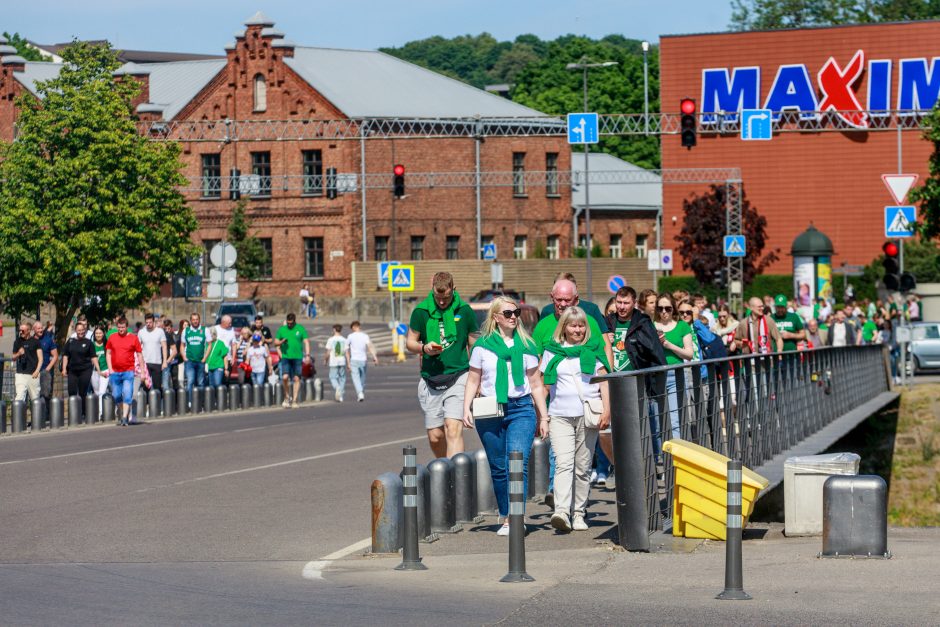 Artėja lemiama akimirka: krepšinio sirgaliai triukšmingai sugužėjo į areną