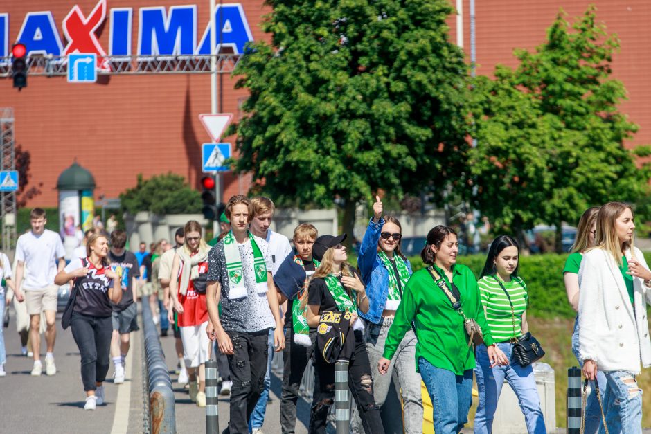 Artėja lemiama akimirka: krepšinio sirgaliai triukšmingai sugužėjo į areną