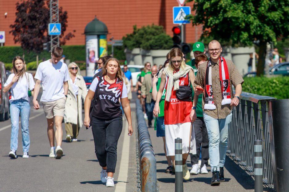 Artėja lemiama akimirka: krepšinio sirgaliai triukšmingai sugužėjo į areną