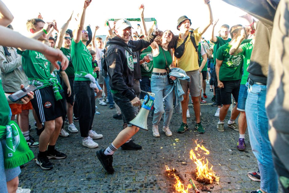 Prie arenos po „Žalgirio“ pergalės užvirė pragaras: į minią skriejo dūminiai užtaisai