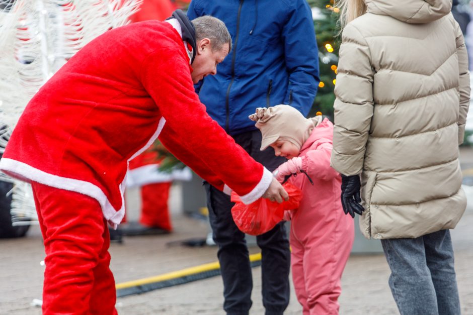 Kauno gatvėse – ratuoti Kalėdų Seneliai: dalijo saldainius ir geras emocijas