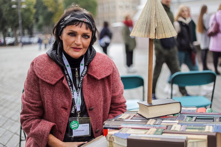 Nepriklausomybės aikštėje siektas skaitymo rekordas: pažiūrėkite, kiek laimingų veidų!