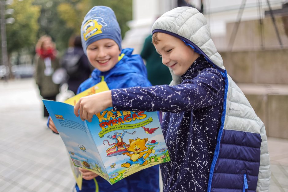 Nepriklausomybės aikštėje siektas skaitymo rekordas: pažiūrėkite, kiek laimingų veidų!