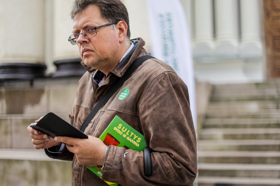 Nepriklausomybės aikštėje siektas skaitymo rekordas: pažiūrėkite, kiek laimingų veidų!