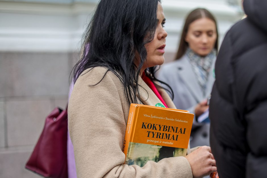 Nepriklausomybės aikštėje siektas skaitymo rekordas: pažiūrėkite, kiek laimingų veidų!