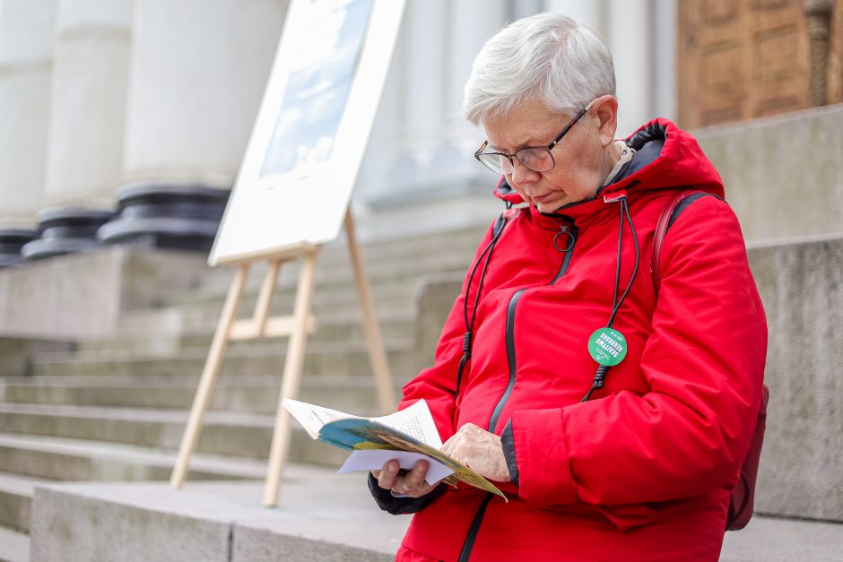 Nepriklausomybės aikštėje siektas skaitymo rekordas: pažiūrėkite, kiek laimingų veidų!