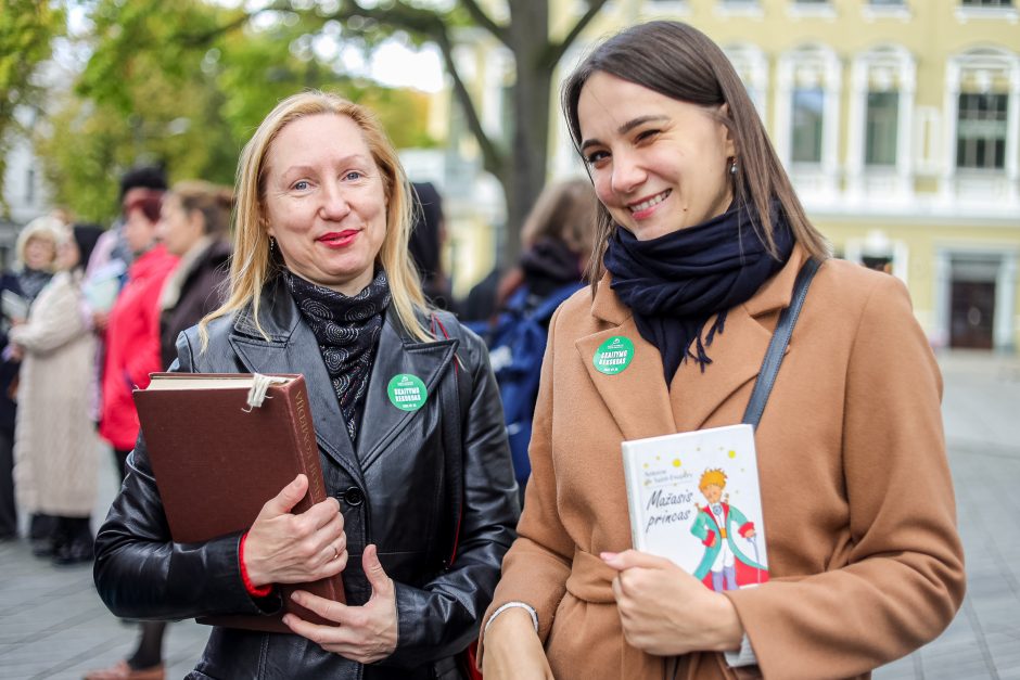 Nepriklausomybės aikštėje siektas skaitymo rekordas: pažiūrėkite, kiek laimingų veidų!