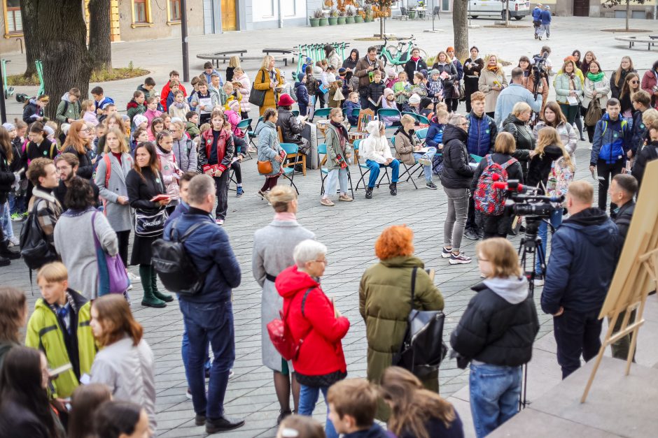 Nepriklausomybės aikštėje siektas skaitymo rekordas: pažiūrėkite, kiek laimingų veidų!