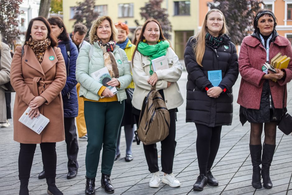 Nepriklausomybės aikštėje siektas skaitymo rekordas: pažiūrėkite, kiek laimingų veidų!