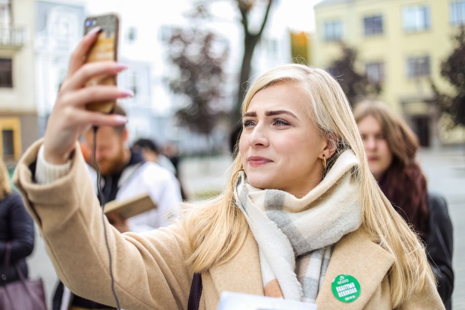 Nepriklausomybės aikštėje siektas skaitymo rekordas: pažiūrėkite, kiek laimingų veidų!