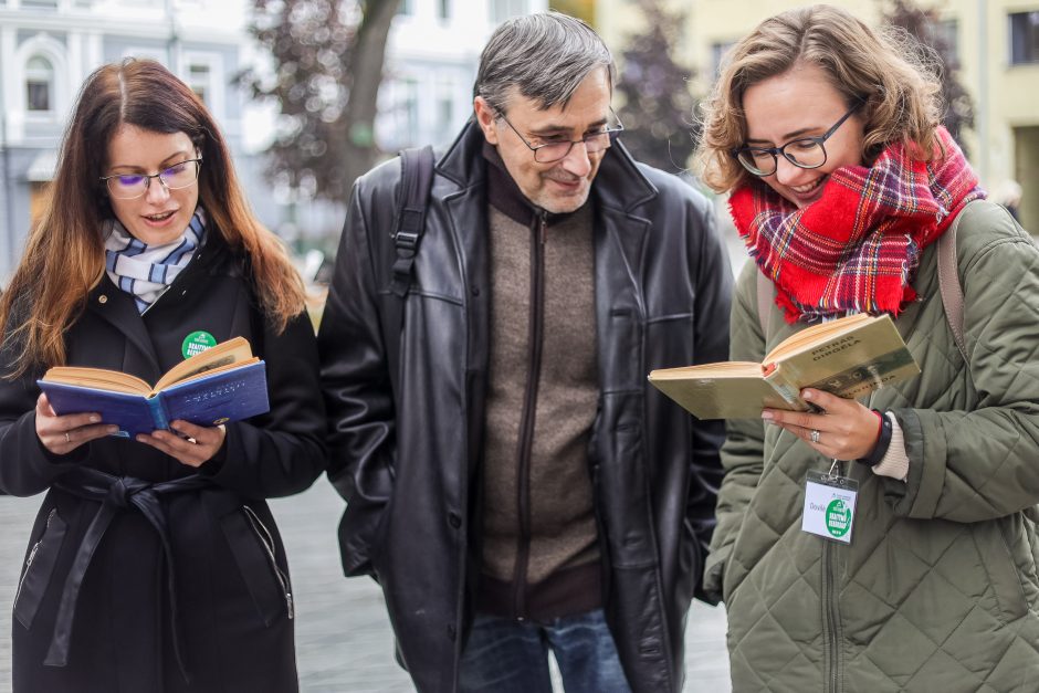 Nepriklausomybės aikštėje siektas skaitymo rekordas: pažiūrėkite, kiek laimingų veidų!