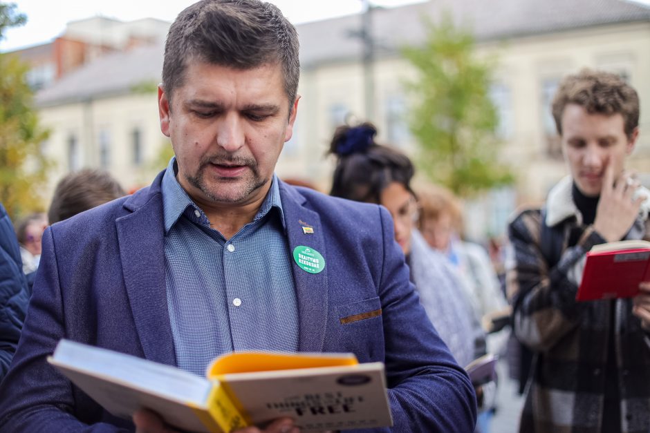 Nepriklausomybės aikštėje siektas skaitymo rekordas: pažiūrėkite, kiek laimingų veidų!