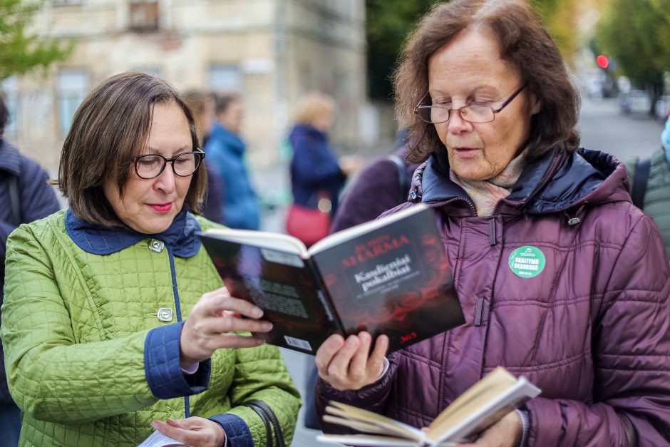 Nepriklausomybės aikštėje siektas skaitymo rekordas: pažiūrėkite, kiek laimingų veidų!