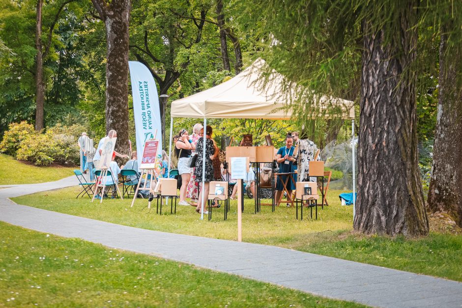 VDU Botanikos sode – naktinėjimas kvapuose ir žieduose 