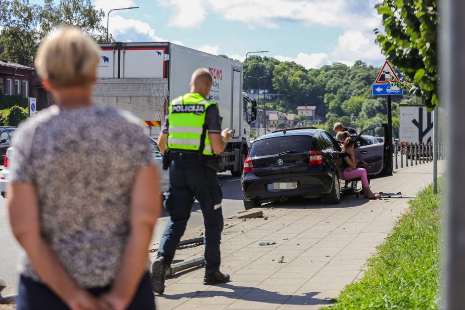 Kaune centre – avarija: po smūgio BMW išvartė stulpelius ir kelionę baigė ant šaligatvio