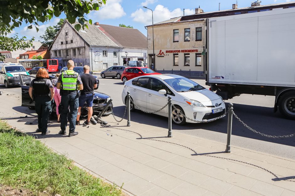 Kaune centre – avarija: po smūgio BMW išvartė stulpelius ir kelionę baigė ant šaligatvio