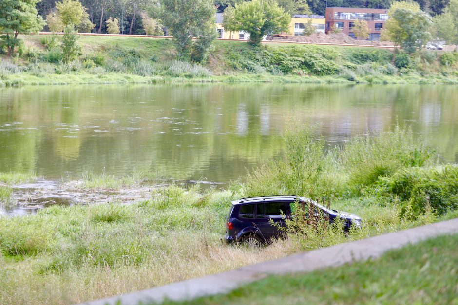 Tragikomedija Kaune: degalinėje trumpam paliktas „Volkswagen“ atsidūrė Neryje 