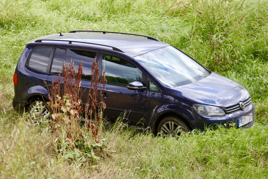 Tragikomedija Kaune: degalinėje trumpam paliktas „Volkswagen“ atsidūrė Neryje 