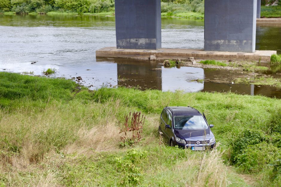 Tragikomedija Kaune: degalinėje trumpam paliktas „Volkswagen“ atsidūrė Neryje 